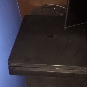 I’m sellin my ps4 it’s been used I promise it way cleaner